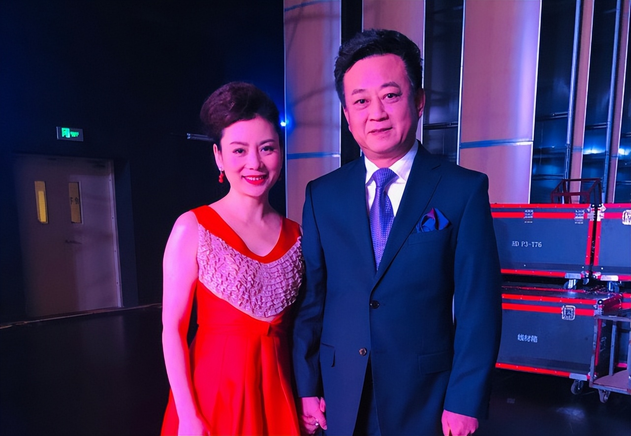 谭梅|朱军52岁妻子谭梅秀舞姿,穿高腰裤暴露腰间赘肉,舞蹈水平遭质疑