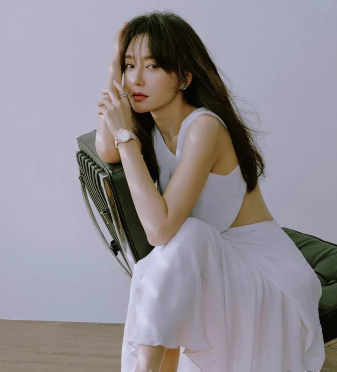 秦岚|43岁秦岚靠手机壳上热搜！法令纹又深又重，脸色泛黄近况太糟糕