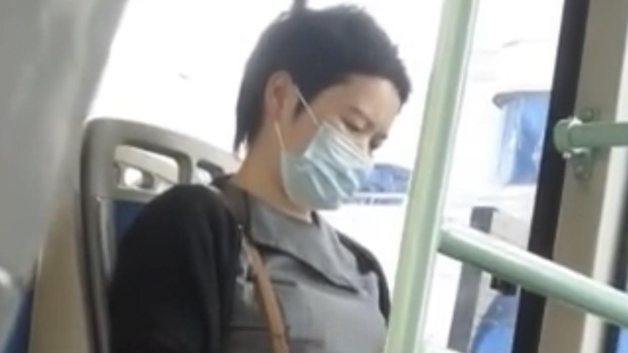 蒋雯丽|蒋雯丽疑发福坐公交车，多次脱鞋光脚被批没素质，背奢牌包无气质