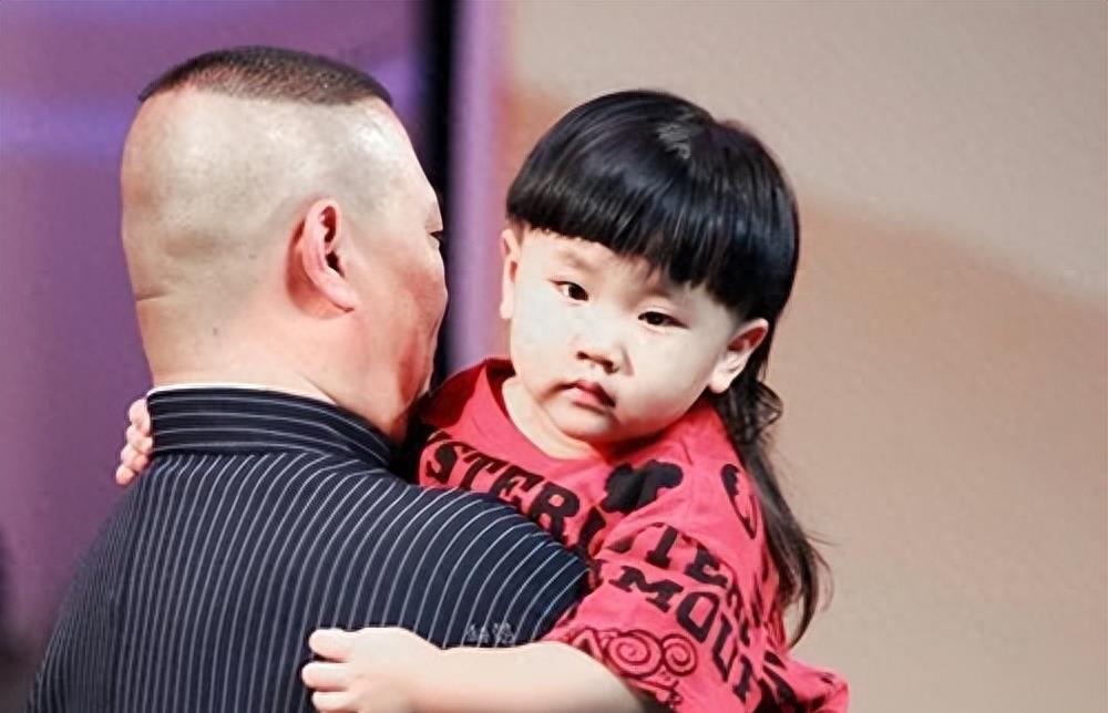 曝郭德纲移民澳洲住富人区，全家穿睡衣出门，8岁的儿子不上学争议