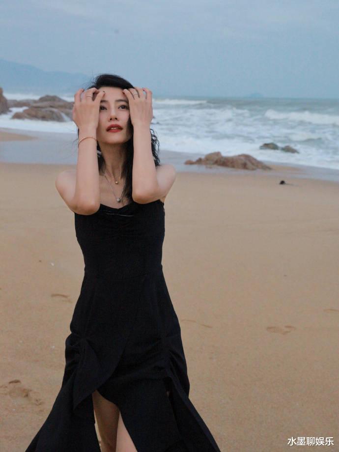 高圆圆穿黑色吊带裙漫步海边 红唇配卷发风情万种