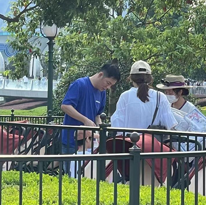 傅程鹏一家逛乐园!一身汗陪周丽淇儿子尽情玩,与程愫儿子久未同框