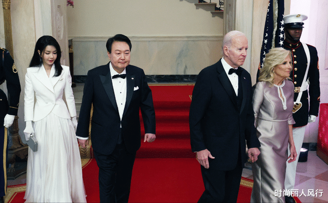 安吉丽娜·朱莉 安吉丽娜朱莉带养子参加国宴!穿深v跟韩国第一夫人热聊,更抢眼