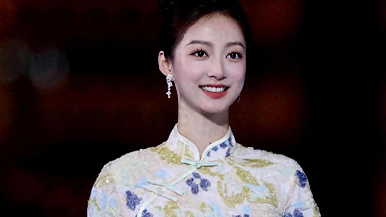 为什么她一出道即高峰？这次中秋晚会她一身旗袍，再次惊艳了众人