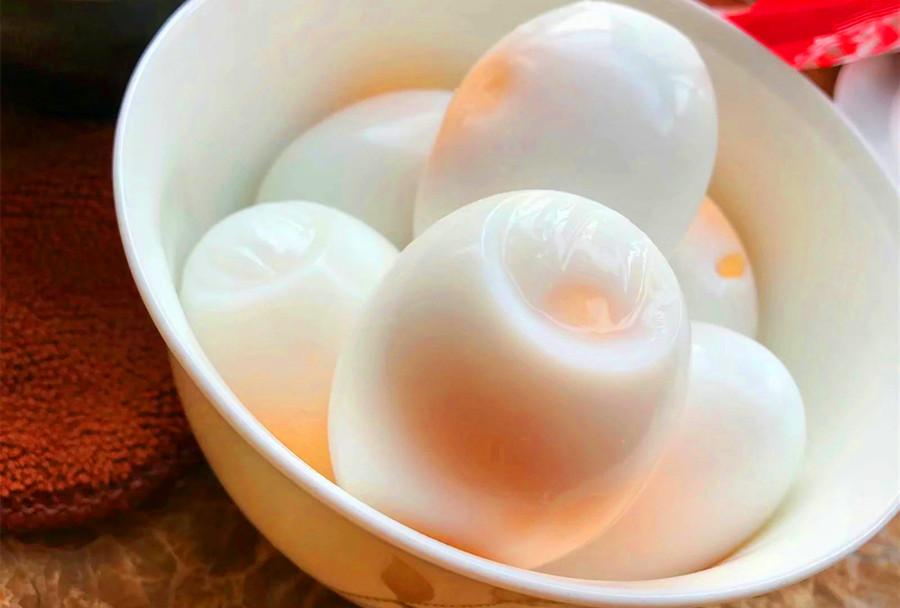 |水煮蛋，最忌讳冷水下锅，教你正确做法，鸡蛋鲜嫩，壳一碰就掉！