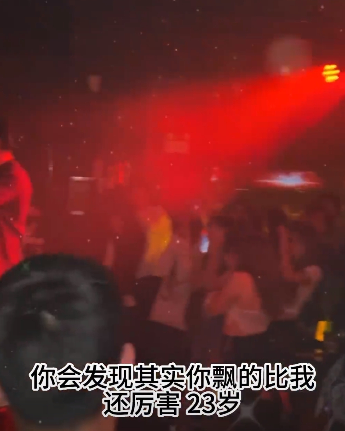 鹿晗模仿者月入500万惹争议!前年还在电子厂,靠“盗版”走红网络