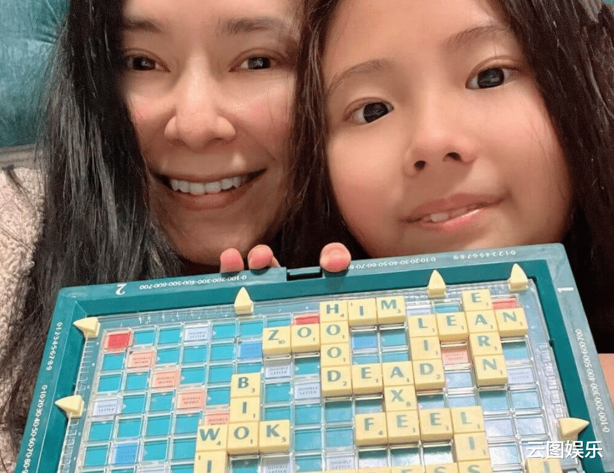 郭羡妮|郭羡妮与老母亲女儿迎新年!小6岁老公长居内地,夫妻聚少离多