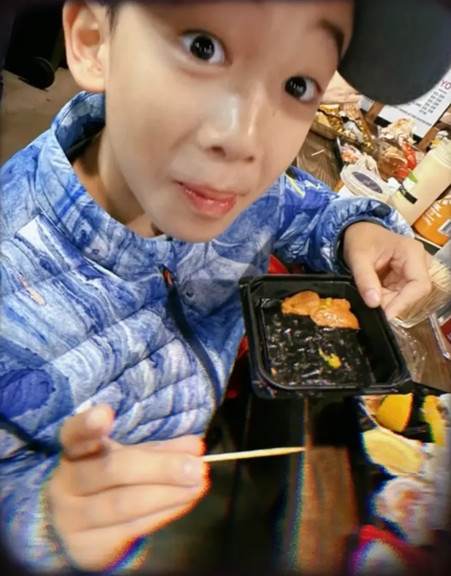 应采儿晒和大儿子逛吃vlog,Jasper自编自导自演,母子互动有趣