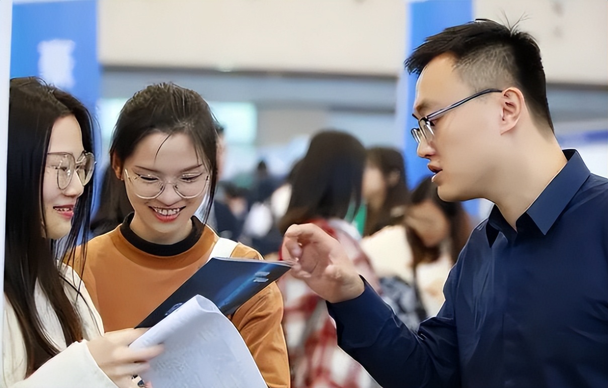 00后|全国多地下发通知,将逐步清理“编外人员”,在编的却情绪复杂