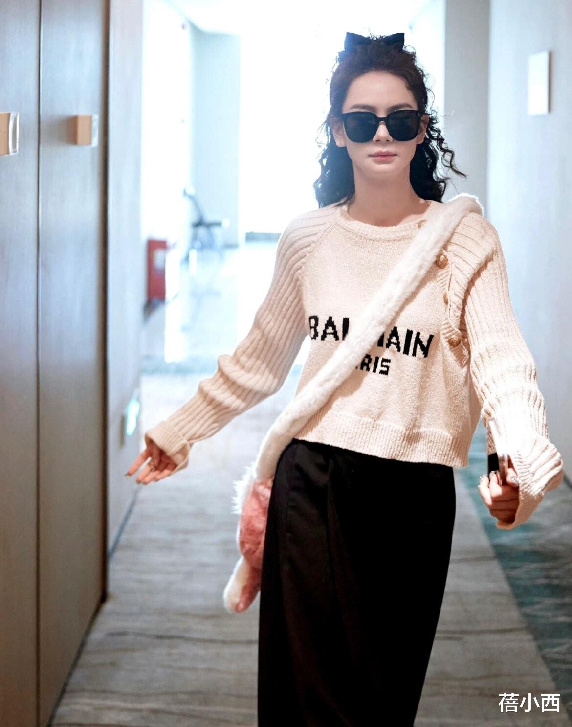 戚薇又带火了“极简”穿搭：白毛衣+半身裙+羊毛卷，时髦又洋气