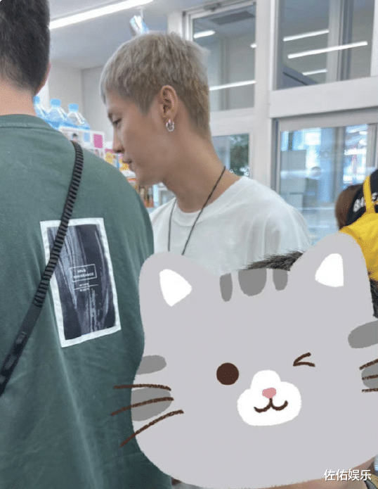 鹿晗关晓彤日本同游被偶遇,女方纤细长腿抢镜,男方化身花臂少年