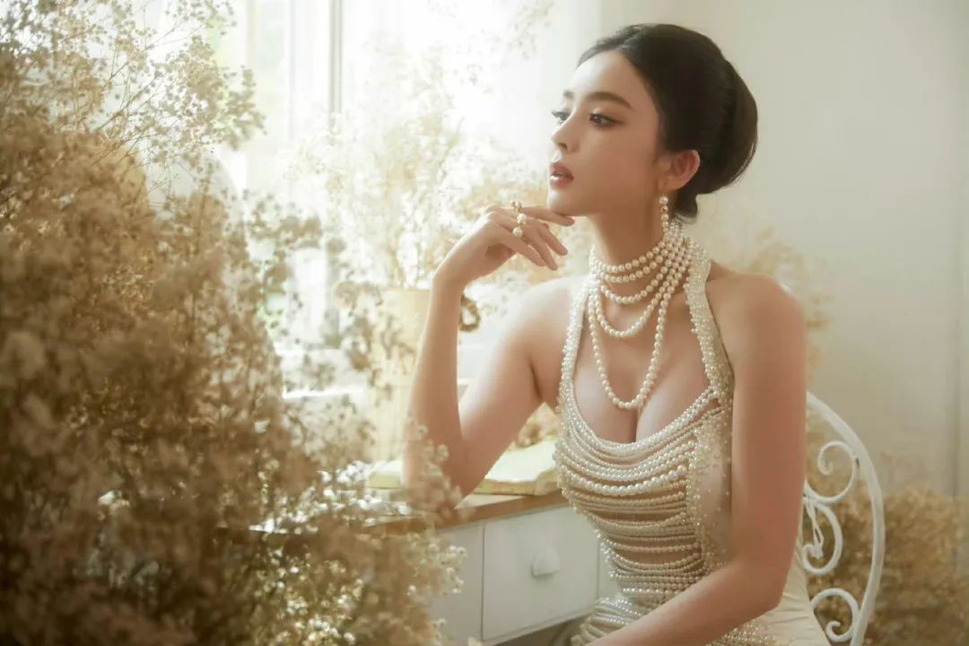 见鬼了！杨紫艳压了穿“野鸡高定”的迪丽热巴……