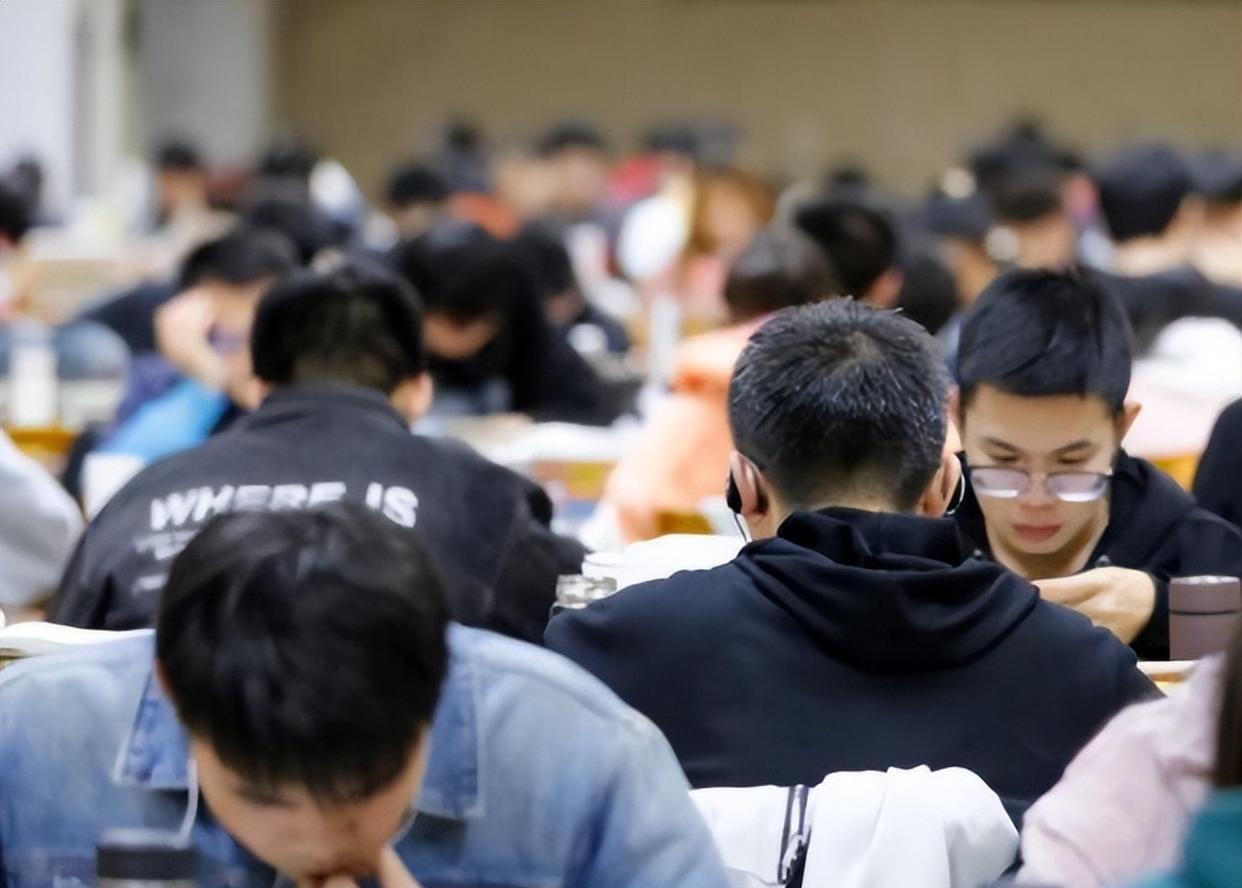 大学生|“学历贬值严重”，华中师大图书馆招聘，博士税前7500元还没编制