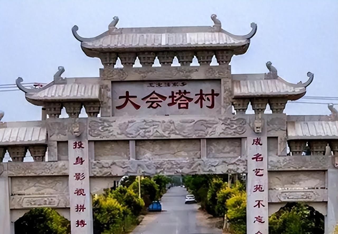 回顾：王宝强开豪车回乡，看到村口的牌坊，一句话让村长下不来台