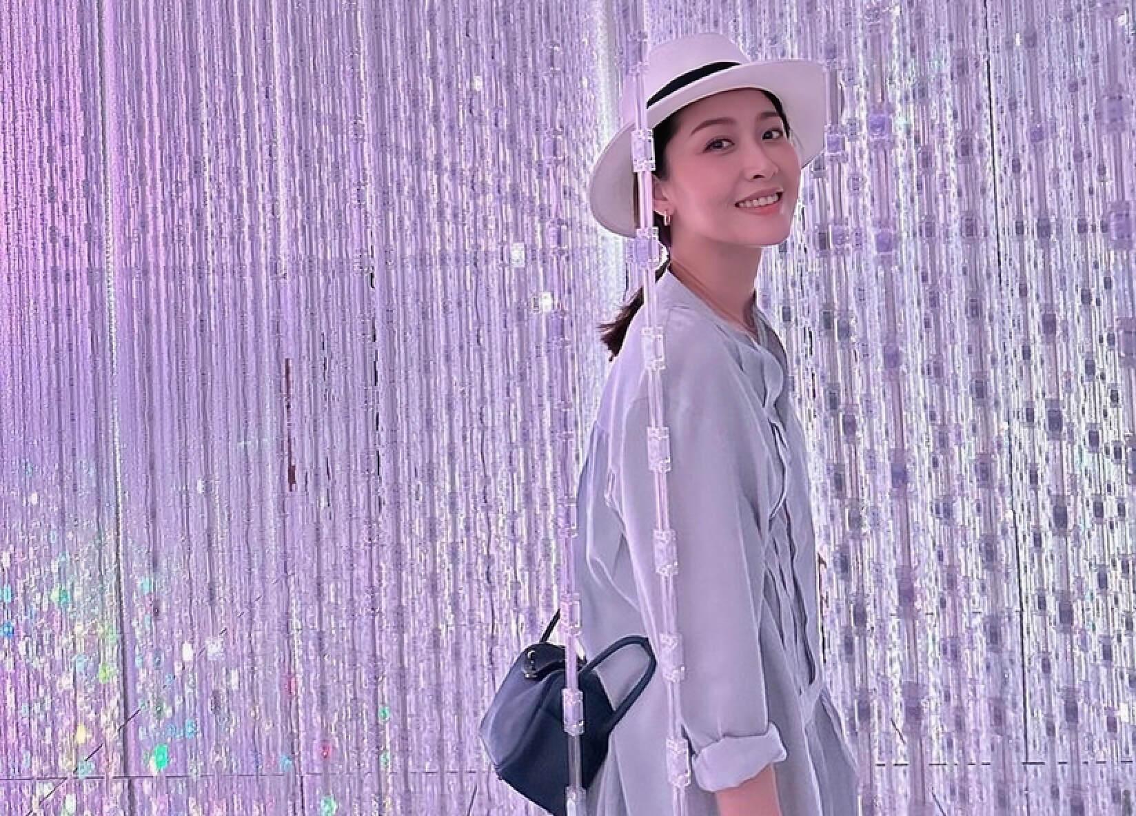 |香港知名女星与儿子嘴对嘴亲吻惹争议,婚后罕见与丈夫同框秀恩爱