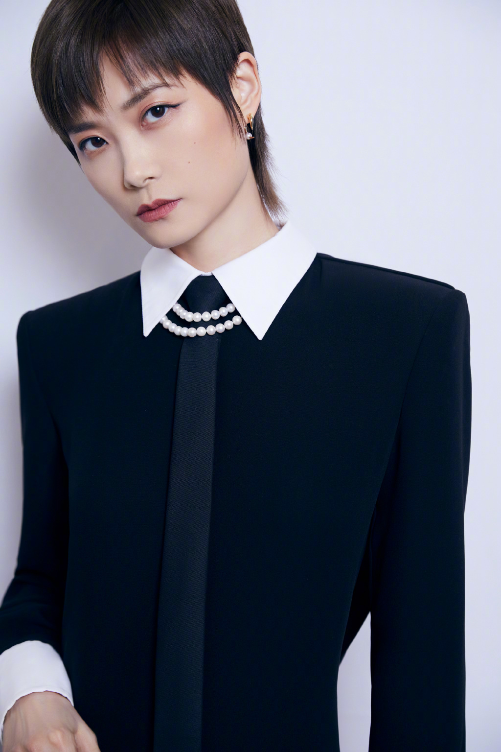 赌王千金何超欣参加活动，身边两位帅哥颜值爆表、李宇春也来了