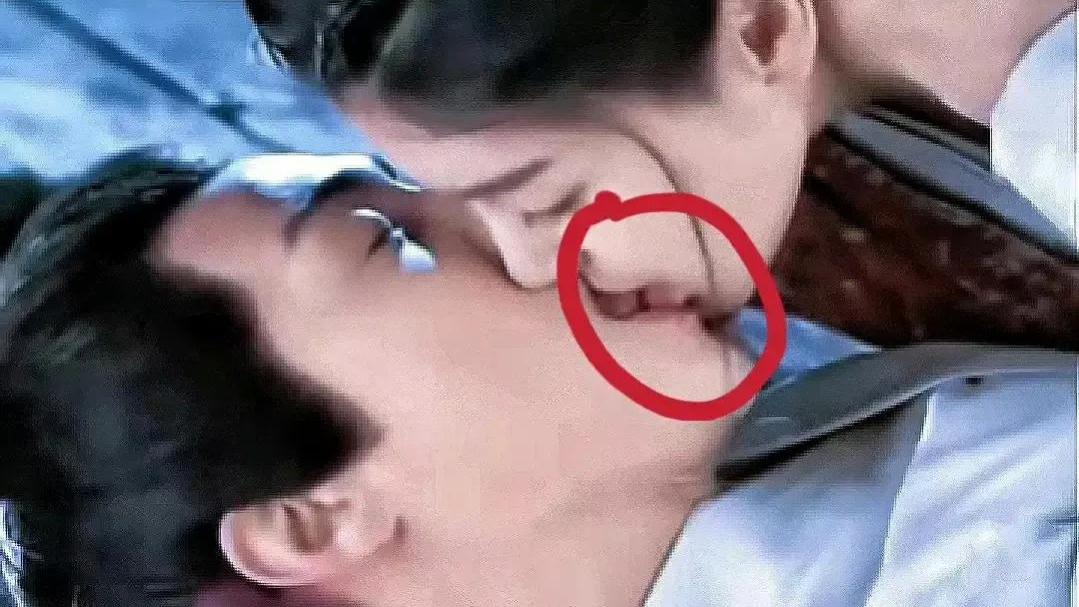 马天宇吻戏伸舌头！杨颖一脸不情愿，网友直呼，辣眼睛，毫无CP感