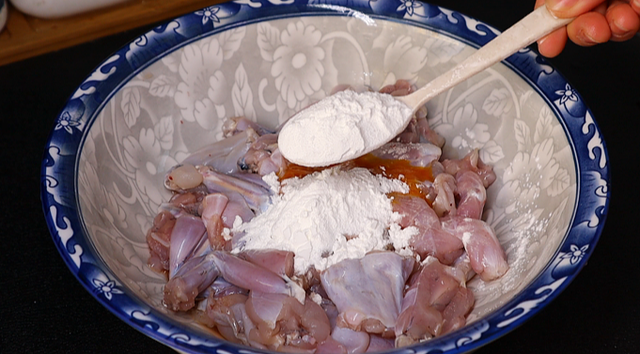 牛蛙|冬天,羊肉牛肉靠边站,这肉浑身都是宝,9块钱一斤,鲜嫩又美味