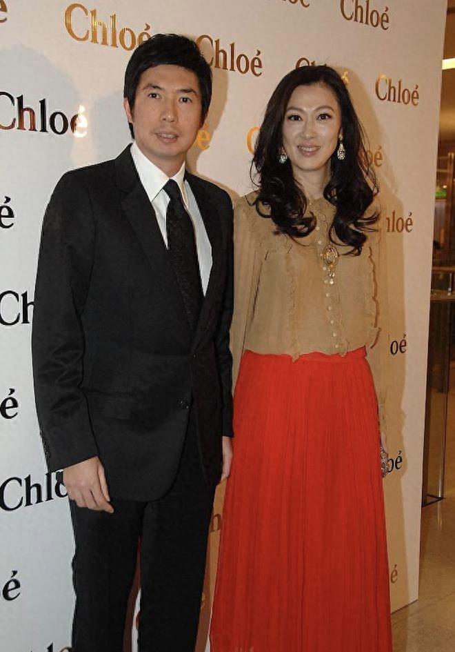 她嫁入豪门与父母反目，生2子1女后被扫地出门，丈夫新欢小她34岁