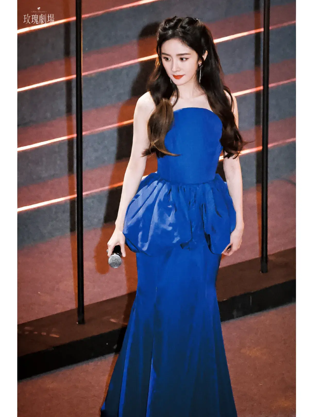 赵丽颖|赵丽颖、杨幂同时亮相百花迎春晚会上演红蓝CP