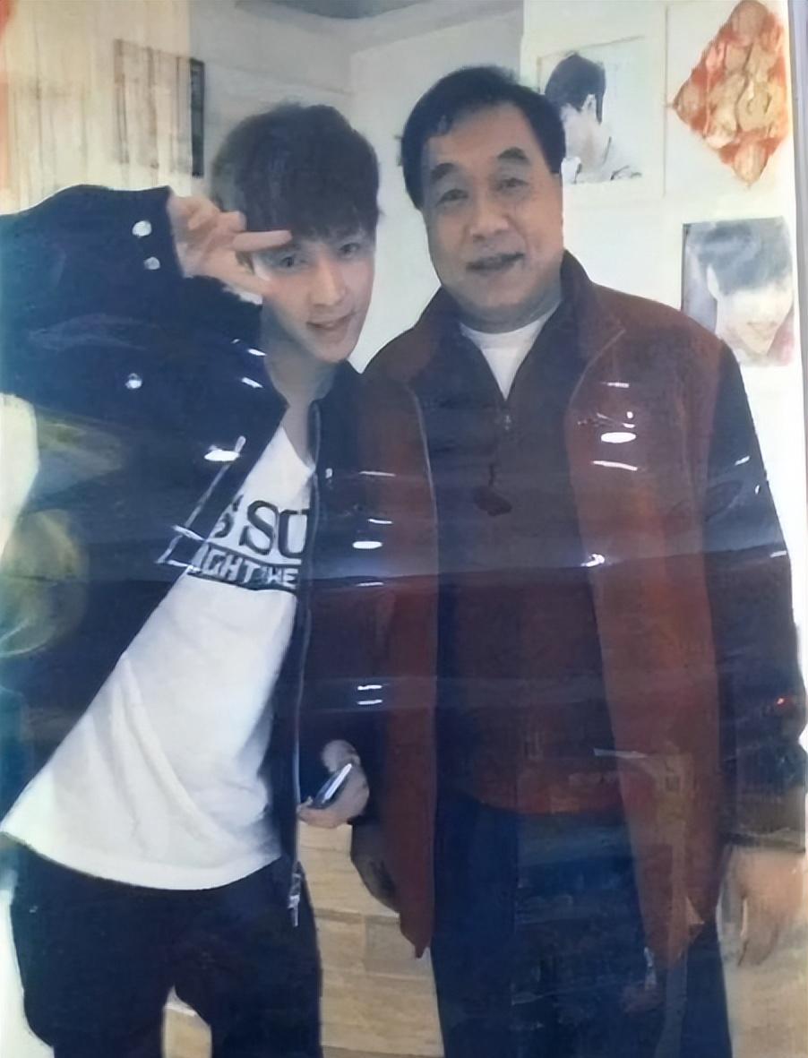 张艺兴|张艺兴爸爸好低调,跟朋友在快餐店吃饭