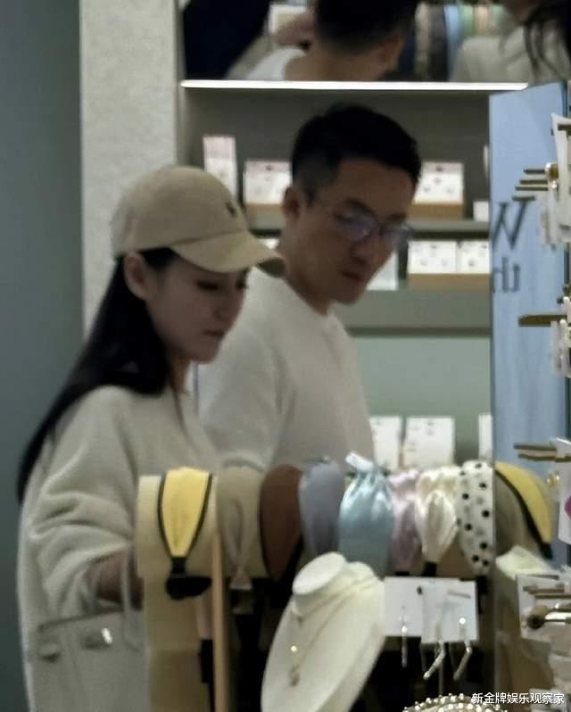 汪小菲带女儿和女友逛街,女儿背影似大S,要去新加坡和张兰过年