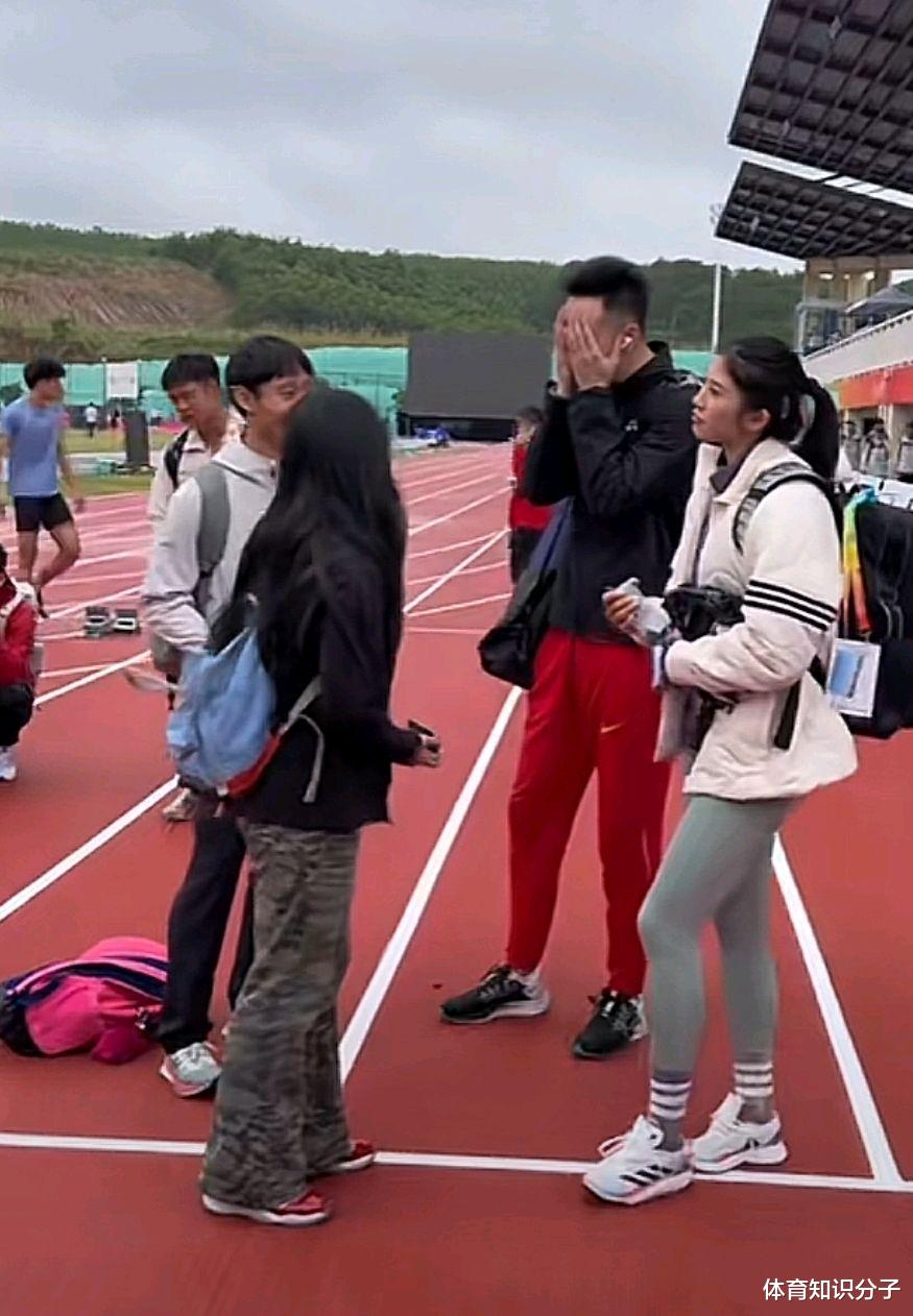 巨星待遇！吴艳妮在学青会被追着合照，跟大帅哥交谈时卖萌撒娇