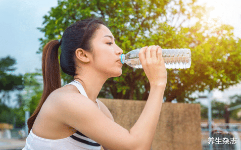 60岁工人确诊甲状腺肿瘤，医生：炒菜爱放3种调料，甲腺水泄不通