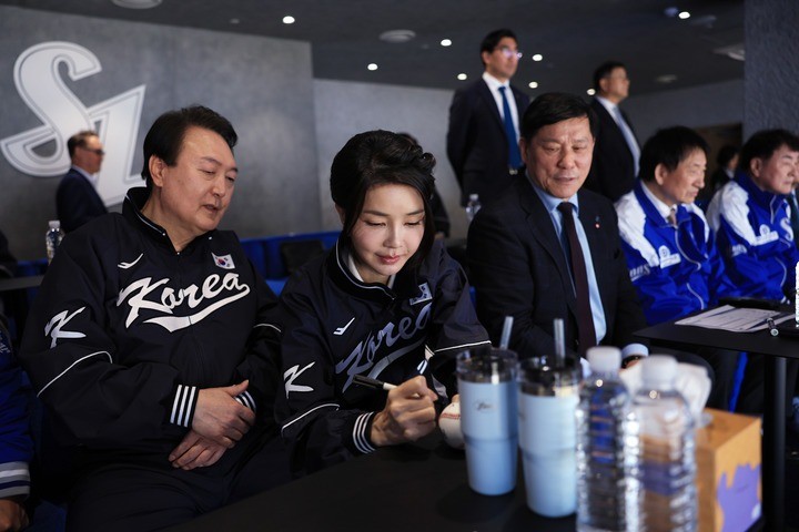 运动装 韩国第一夫人看比赛美成大学校花！罕见穿运动装，和老公成两代人
