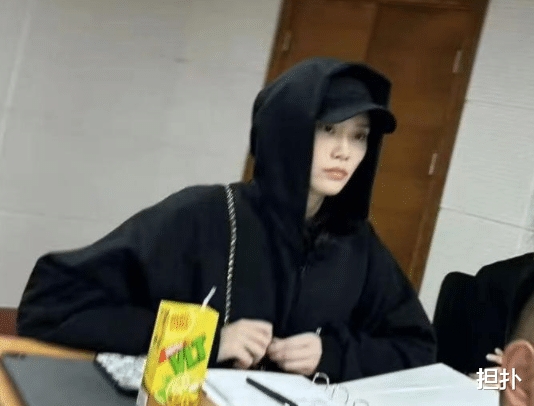 何超莲|何超莲办世纪婚礼，何猷君何超盈却都没办婚礼，梁安琪才是真清醒