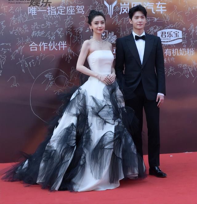 章子怡|华表奖红毯:章子怡礼服配球鞋,沈腾憔悴苏有朋变年轻,柳岩稳赢