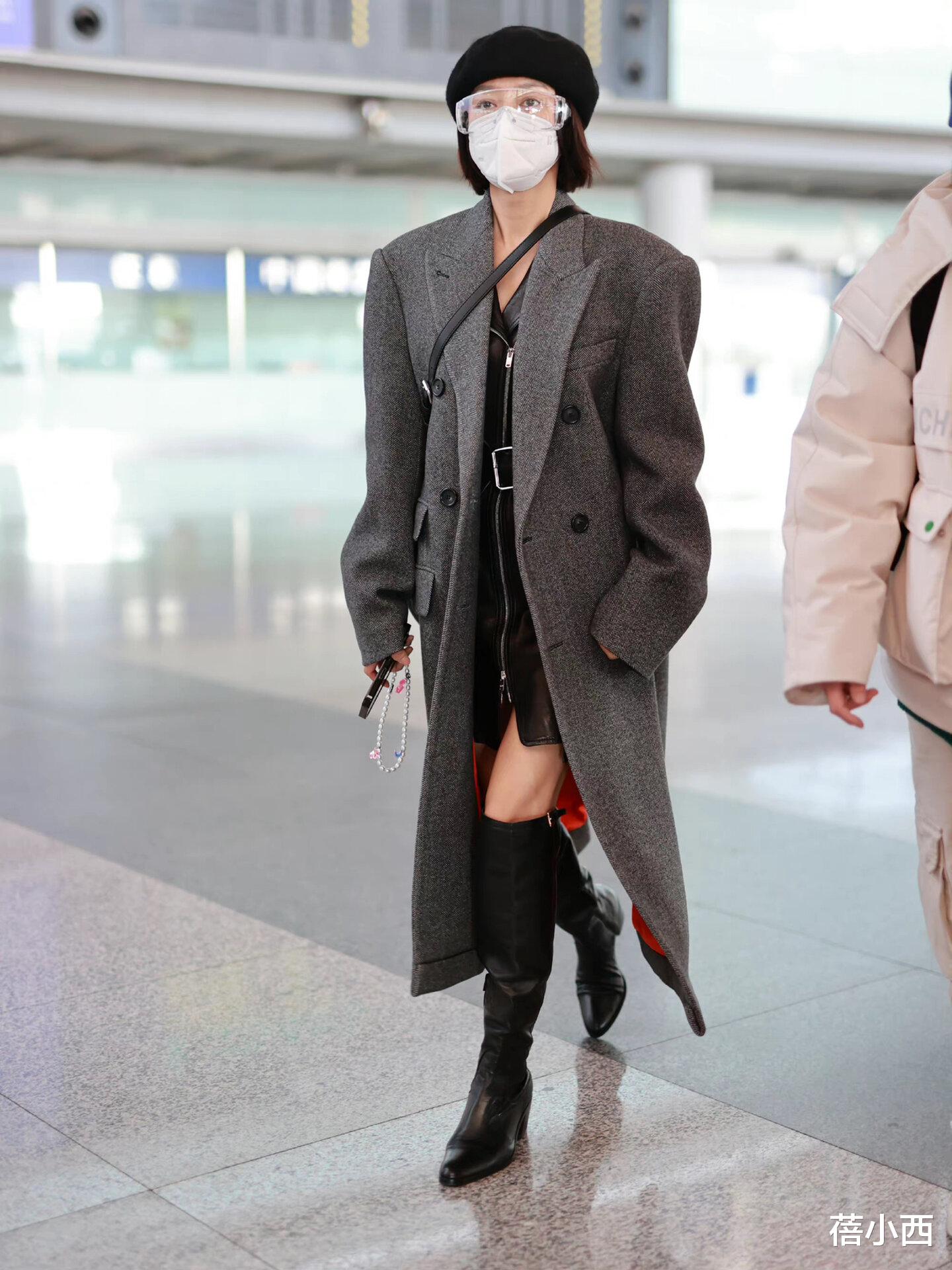 165的秦岚带火了一种新穿法:大衣+短裙+长筒靴,显瘦显高又洋气