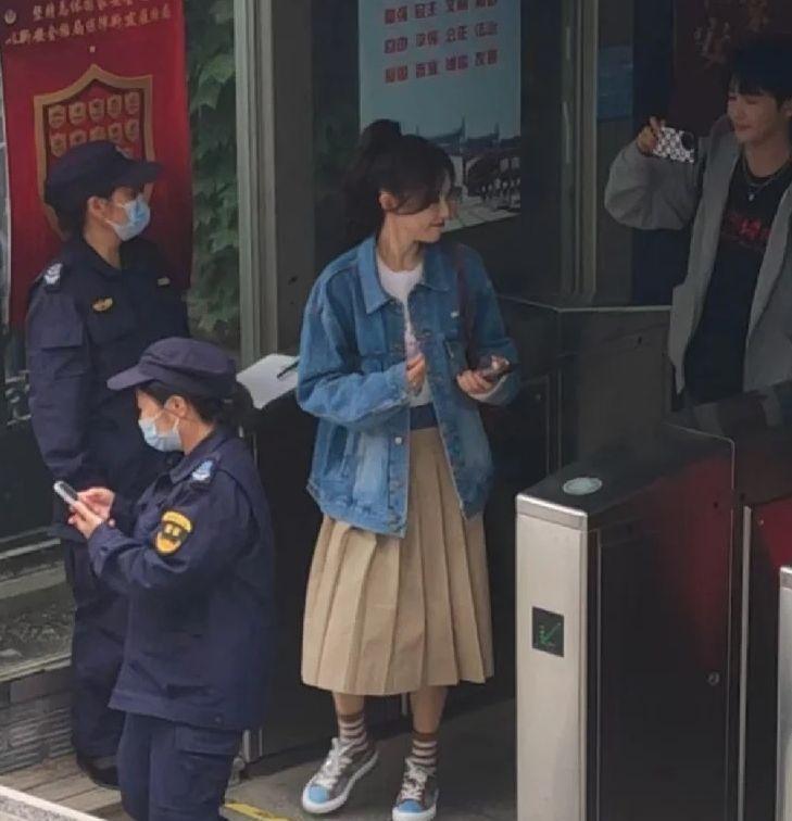 唐嫣 唐嫣参加中戏同学聚会，扎高马尾宛如少女，文章头发稀疏认不出