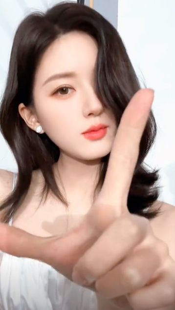 赵露思突然剪短发引争议,疑似情感受创,跳魔性舞网友求她别再跳