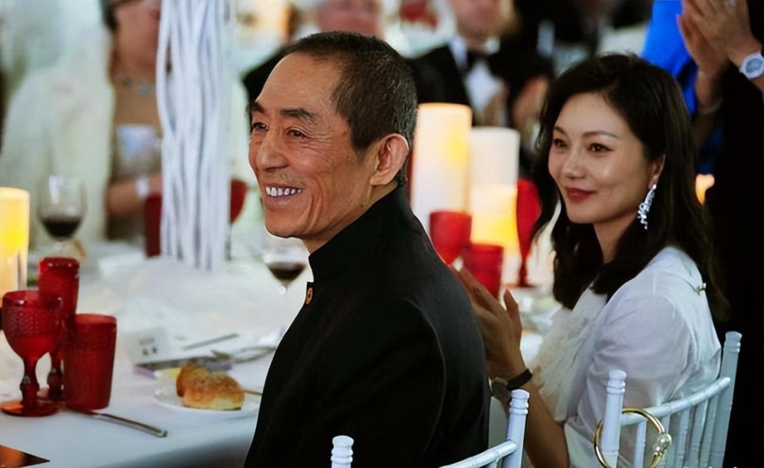 张柏芝|73岁张艺谋携41岁陈婷赴宴！一个十足老爷爷，一个阔气像上流名媛