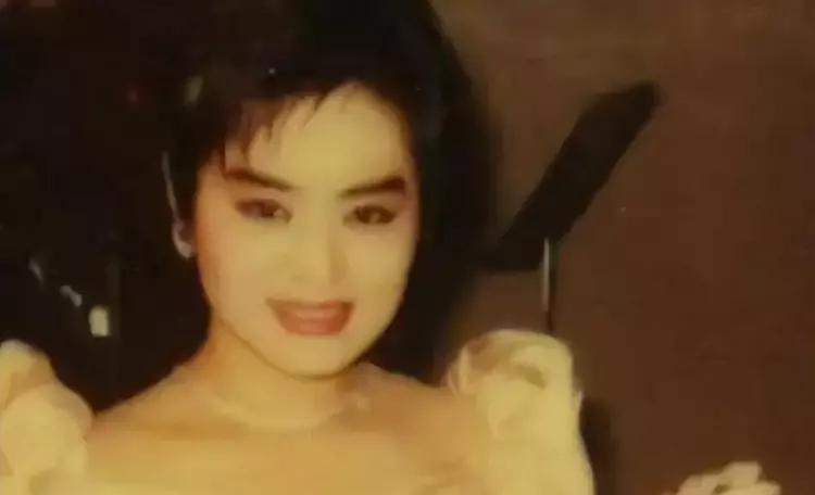 打败韦唯毛阿敏，却被亲弟弟砸成了脑震荡，一代歌后沦为保姆谋生