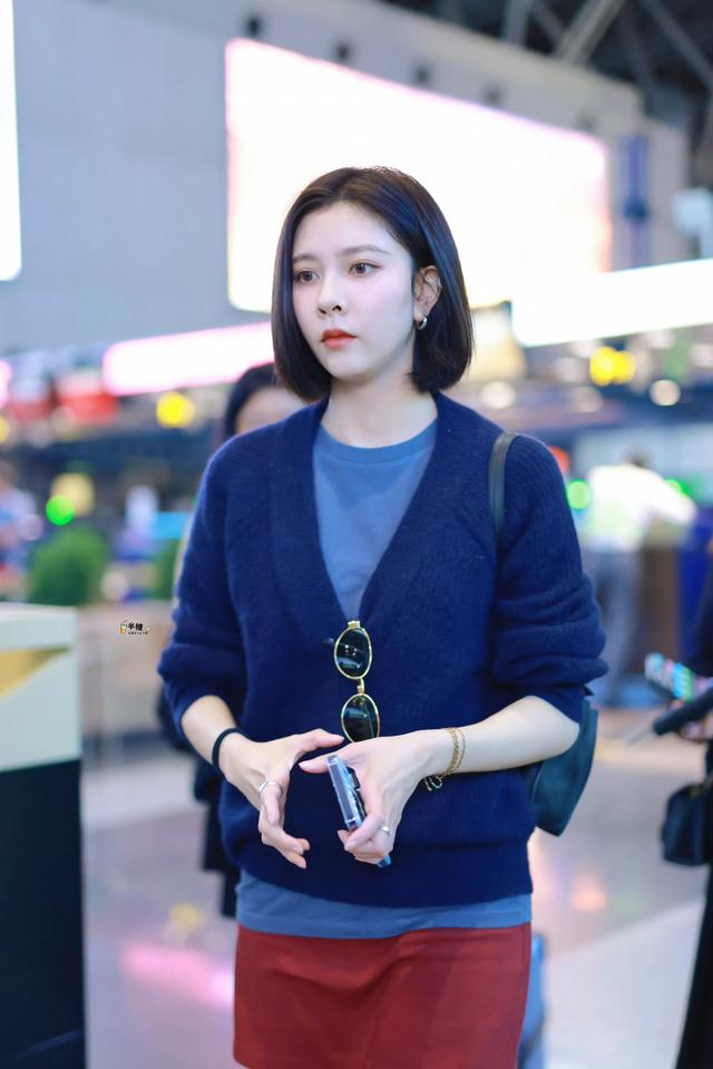 宋妍霏剪短发后颜值爆表!红色小短裙搭蓝色针织,英气逼人很加分