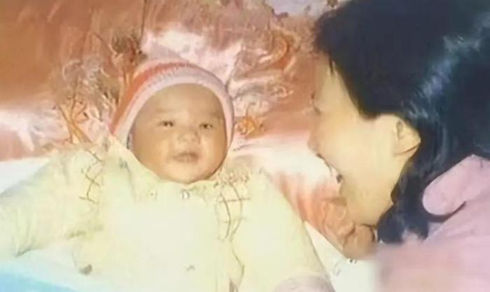 刘亦菲|刘亦菲母亲刘晓莉:身材傲人至今单身,五官比女儿还精致