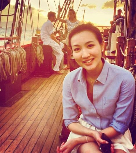 霍英东家族聚会照曝光,霍启刚坐第一排尽显地位,霍思纬令人惊艳