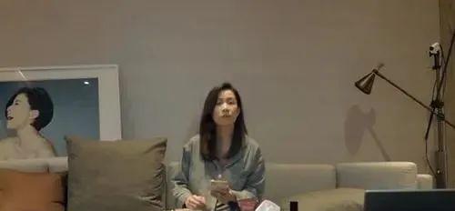 佘诗曼|身价过亿、拒嫁豪门、独居客厅仅10㎡的小破宅：去他的中年危机