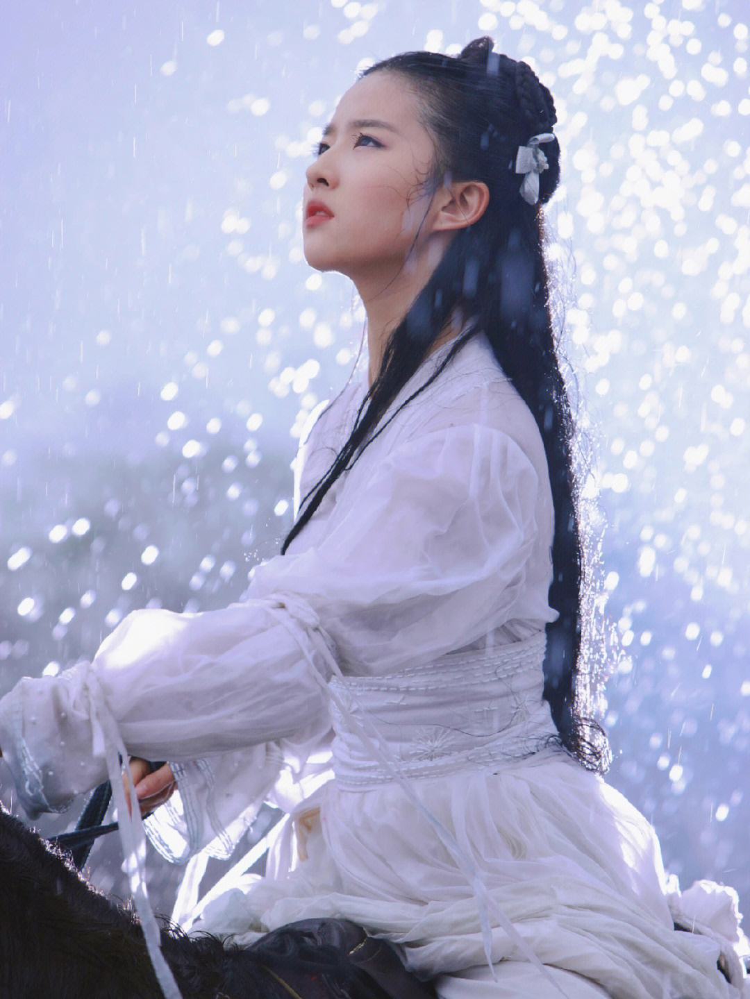 刘亦菲|35岁刘亦菲盛装现身意大利！被帅气男助理牵裙尾，面色娇羞气场大