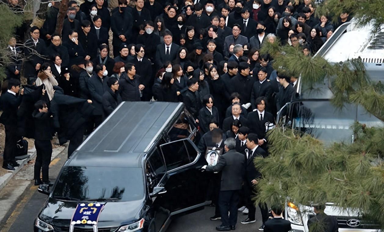 48岁知名男星举行葬礼!金喜善等超100位明星出席,妻儿全程痛哭