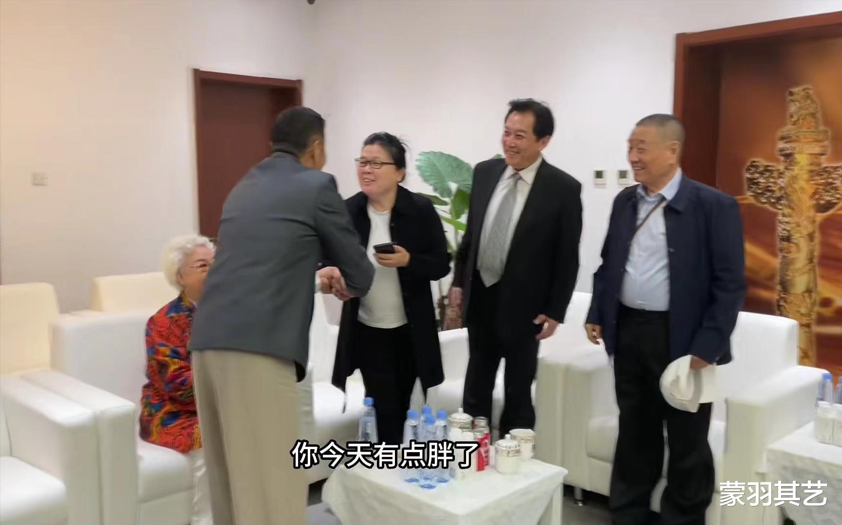 |华表奖另一面：陈道明霸气握手，章子怡屈膝握手，背后的级别差