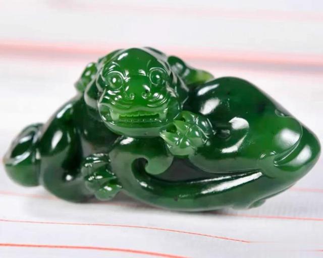 菠菜|“被绿”的和田玉!与翠色截然不同的碧玉籽料巧雕“貔貅”!
