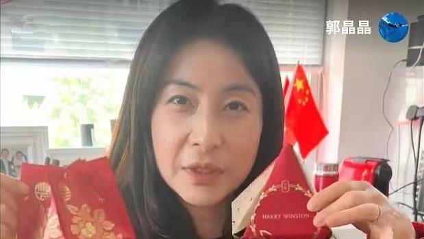 郭晶晶|郭晶晶带女儿做灯笼，2人竟用3语对话，小女儿腰果眼神似霍家奶奶