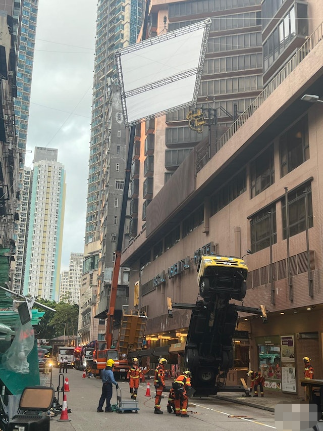 黄渤|48岁黄渤在香港出事!8名助理受伤严重被抢救,事故现场血迹斑斑