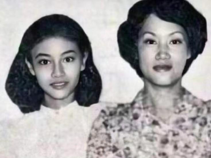 李嘉欣被爆在ICU命悬一线,网友反而拍手称快,纷纷留言:现世报