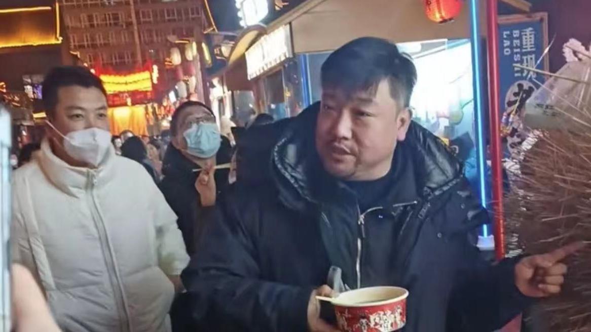 贾冰|?“徐江”贾冰现身沈阳遭围堵，吃路边摊接地气，打扮简朴胡子拉碴