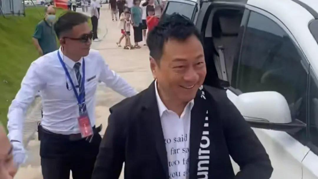 TVB视帝内地走穴场面滑稽，无人围却有一群保安开路，出场费好高