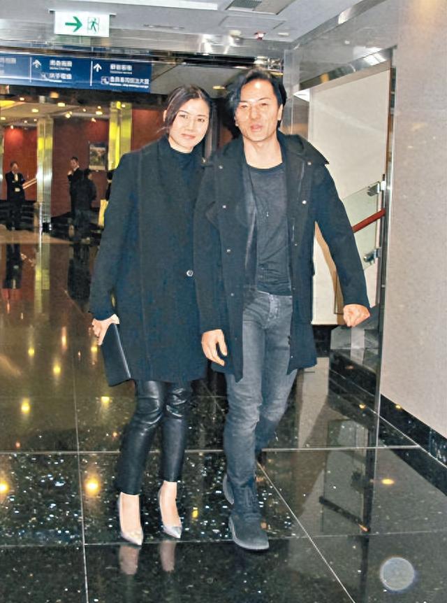 真把自己当日本人了？郑伊健中国开演唱会，老婆发言却全程讲日语